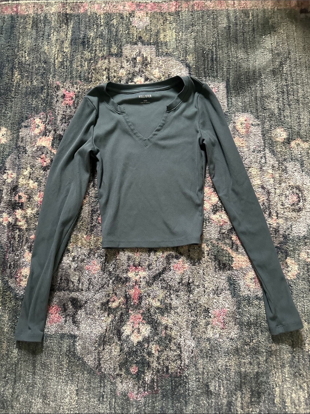 Hollister Dark Gray Ribbed Long-Sleeve V-Neck Crop Top Cozy Layering Piece XXS